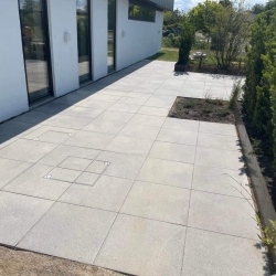 Flisebelægning af ny terrasse