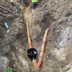 kloakmester laver kloakarbejde