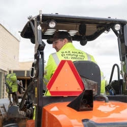 mand der udfører jordarbejde