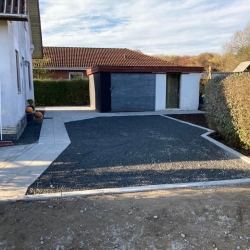 ny indkørsel med grus