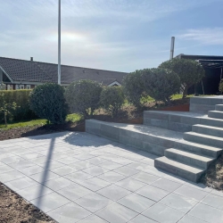 Ny moderne terrasse med indbygget trappe