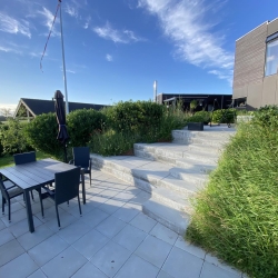 ny terrasse med trappe