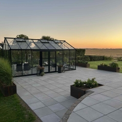 ny terrasse ved solnedgang