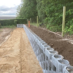 opsætning af støttemur i have