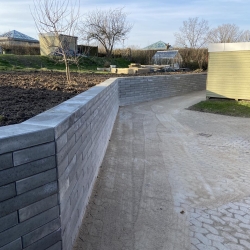 stor støttemur til niveauregulering