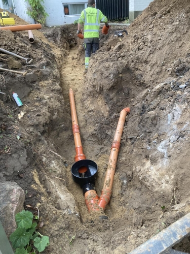 kloakmester laver kloakarbejde