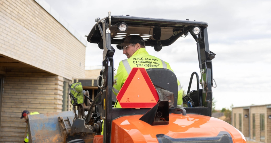 mand der udfører jordarbejde
