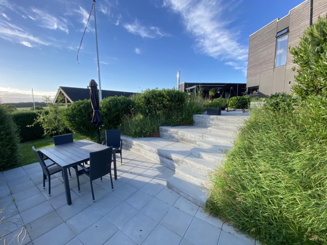 ny terrasse med trappe