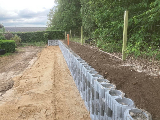 opsætning af støttemur i have