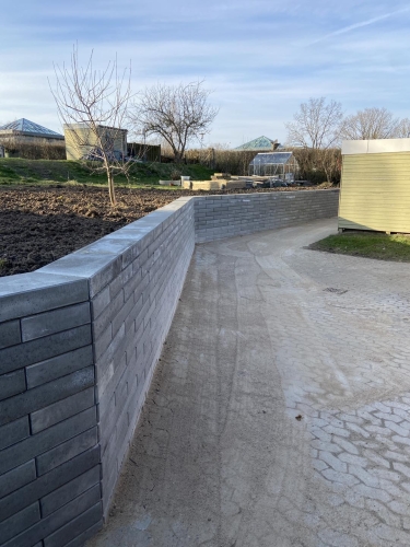 stor støttemur til niveauregulering